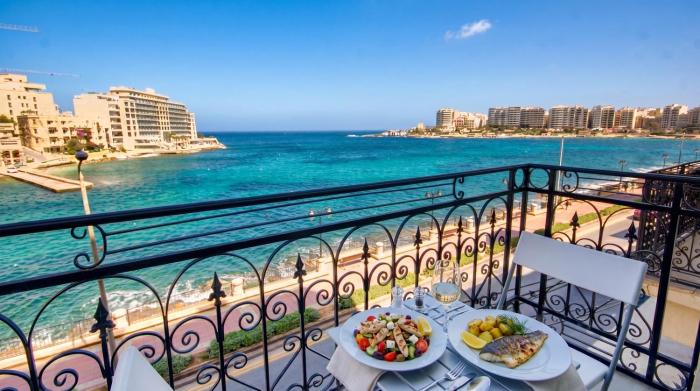 Bayview Court - Seafront Apartment with Balcony