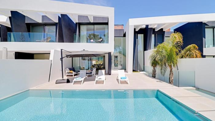 Villa de Luxo com Piscina e Estacionamento Privado