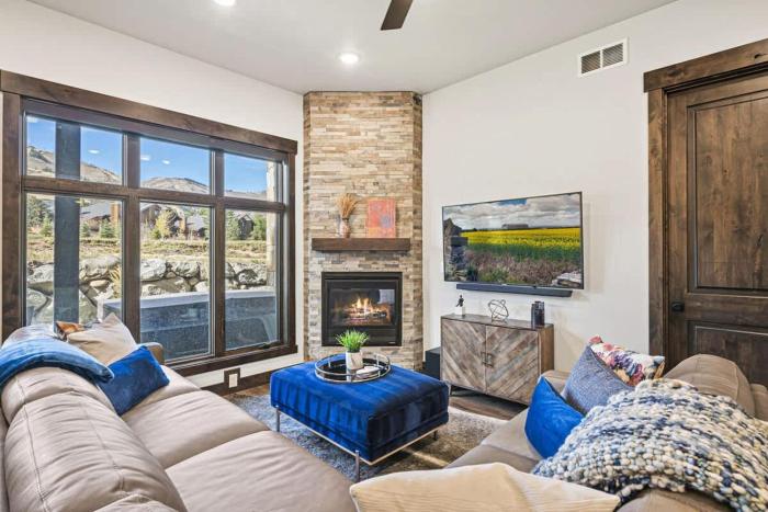 Gregs Grandeur Pristine Condo with Private Hot Tub