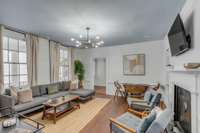 Spacious Large 4bd with Outdoor Dining near King