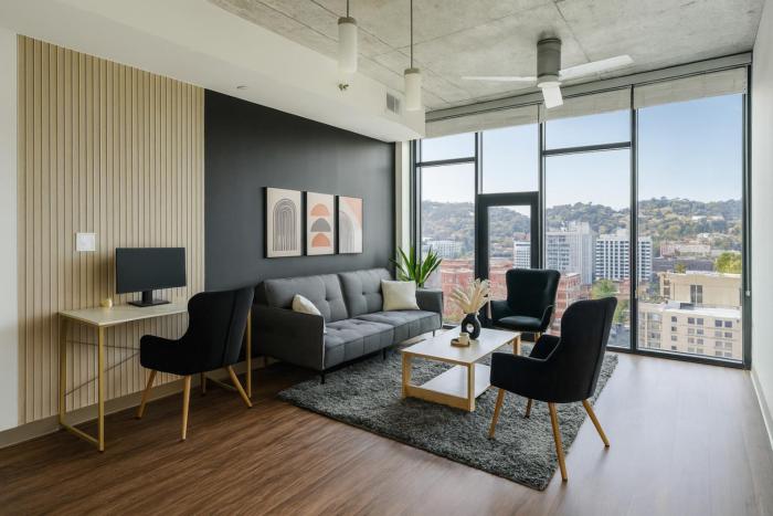 Sleek 2BR Apt Pool n Easy Downtown Access 86