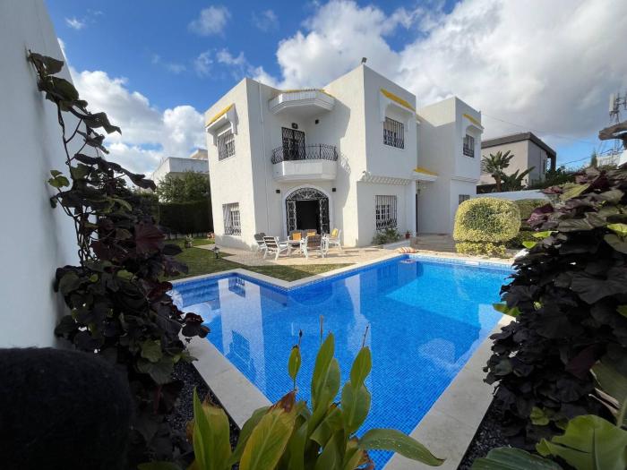 Charming 600sqm villa with a large garden pool