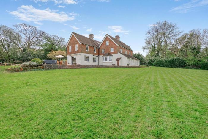 6 Bed in Hadlow Down oc-g36329