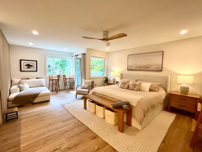 NEW Modern Oceanside Suite with King Bed, Water Views, Resort Pool & Hot Tub