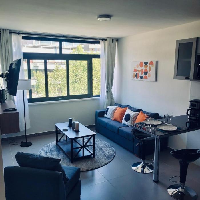 Spacious Modern 1BR Walk to Costanera Center