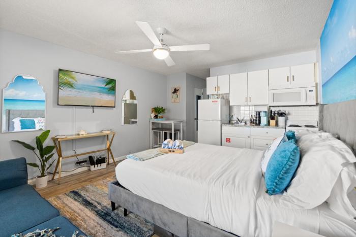 Blue Horizon-Steps to beach-Pool-Kitchen-Slps3-Gym