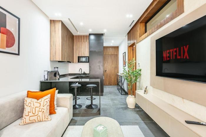 Very central, private parking, train station, air-conditioning, Wi-Fi
