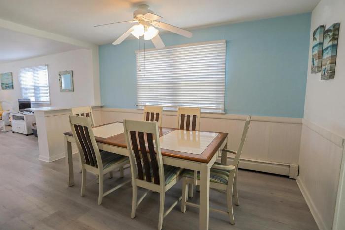 3BR Condo with a Covered Porch & Grill Few Blocks to the Beach, Bay and Dining