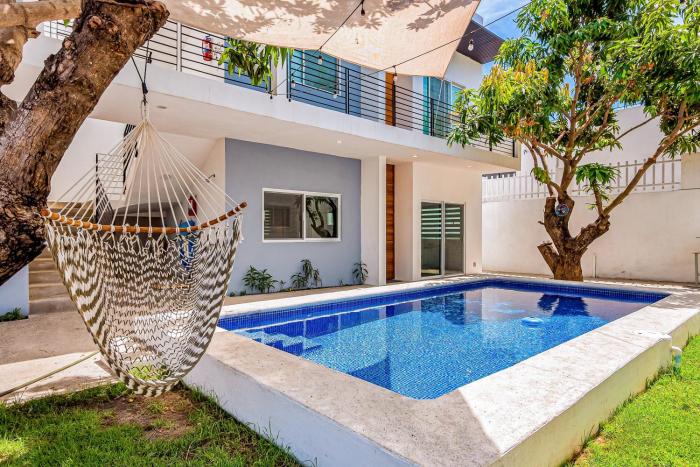 Beautiful condo with shared pool, full kitchen, & private WD
