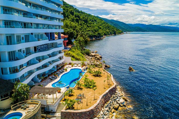Luxe 8th-floor condo with endless ocean views, pool, spa & balcony