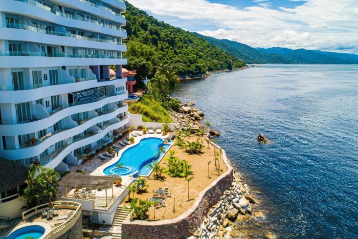 Luxurious 6th-floor condo with pool, oceanfront balcony & water view