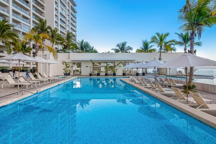 Oceanfront studio with infinity pool, breathtaking views & beach access