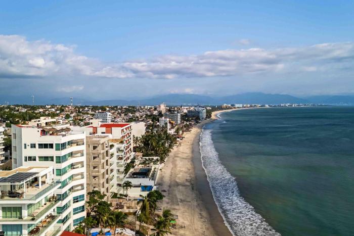 Relaxing condo with rooftop pool, oceanview balcony & walkable beach access