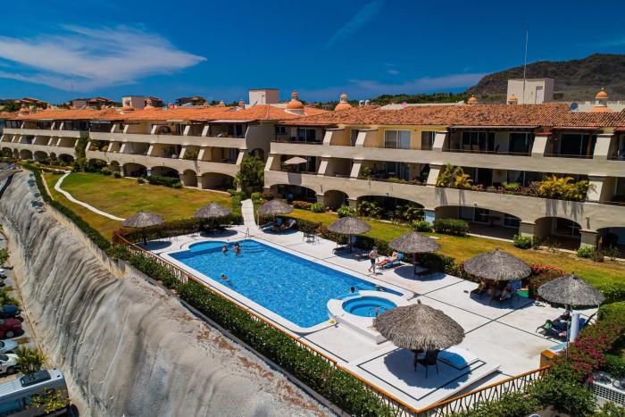 Stylish apartment near beach & dining with pool, hot tub, tennis, & large patio