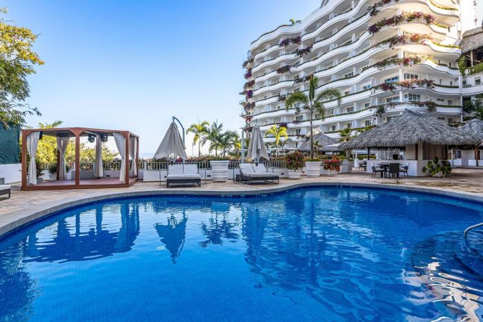 Stunning oceanview suite with cliffside infinity pool, terrace & gourmet kitchen