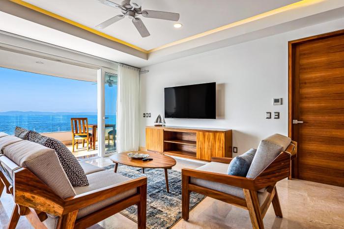 Lavish seaside escape with oceanfront views, amazing pool & pool spa