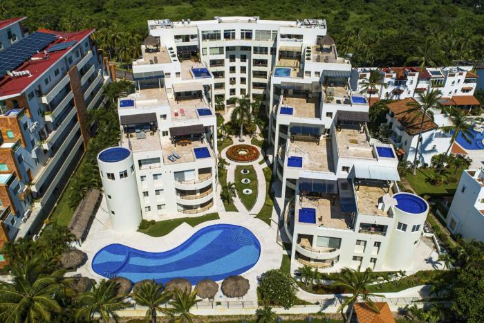Stylish beach condo with private balcony, pool, AC and fitness room