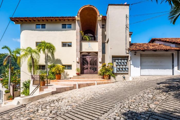 Mismaloya Beach condo with ocean views, on-site pool, grill, & private balcony
