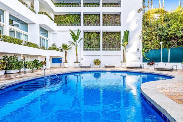 Cozy condo with pool & AC - family base near beach & activities, shared hot tub
