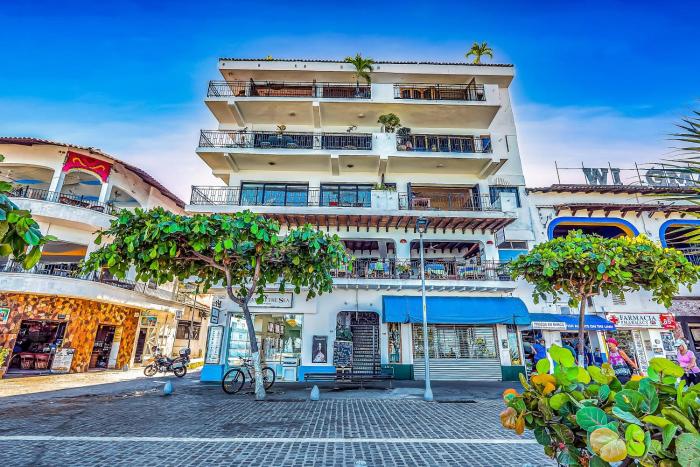 Downtown Malecon beach front, AC, walk to restaurantbars, rooftop 360 views