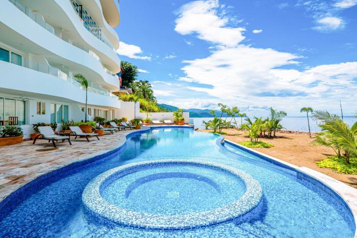 Luxe 2nd-floor condo with endless ocean views, pool, spa & balcony