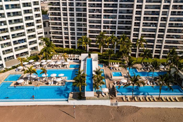 Modern oceanfront studio with breathtaking sunsets, heated pools & beach access