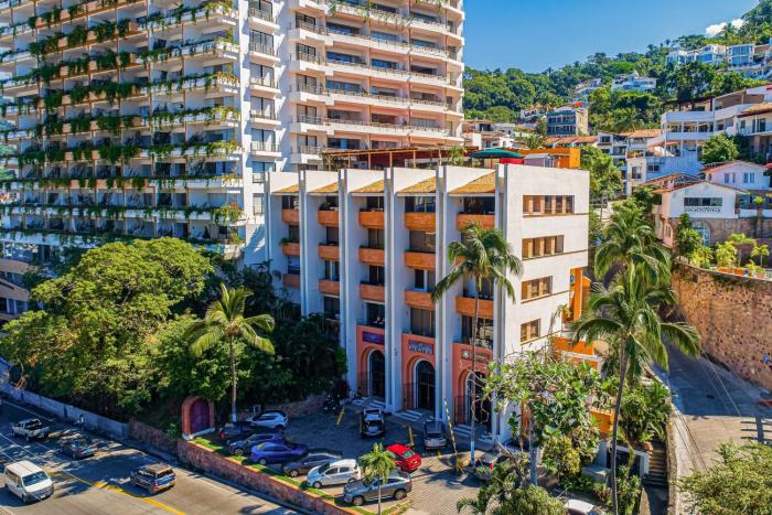 Stunning condo with brilliant views, walk-in shower, desk, balcony, & WD