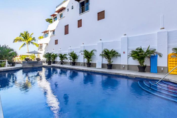 Stylish coastal condo with pool, private balcony & stunning ocean views