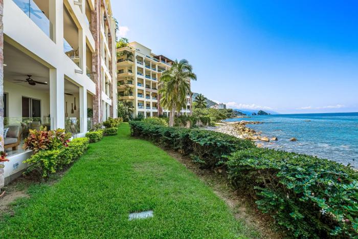 Cozy beachfront apartment with stunning ocean views and resort amenities