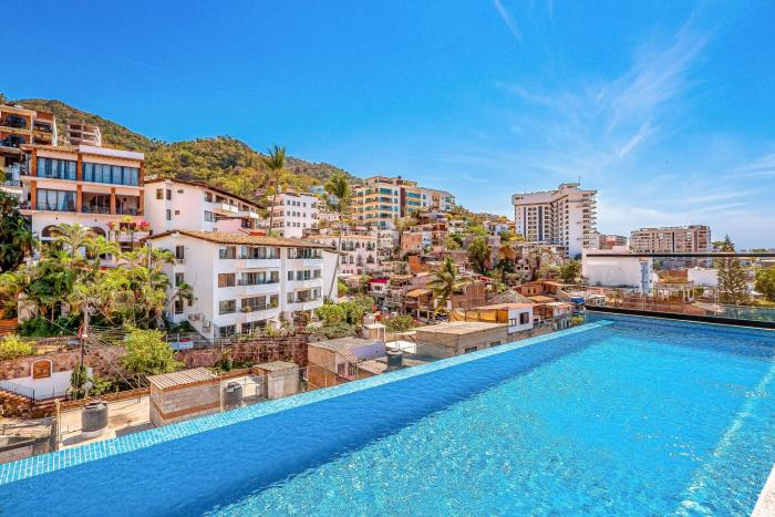 2nd-floor condo with heated outdoor pool, grills, balcony, WD, AC