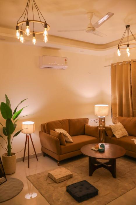 Modern fully furnished 1 bhk on golf course road