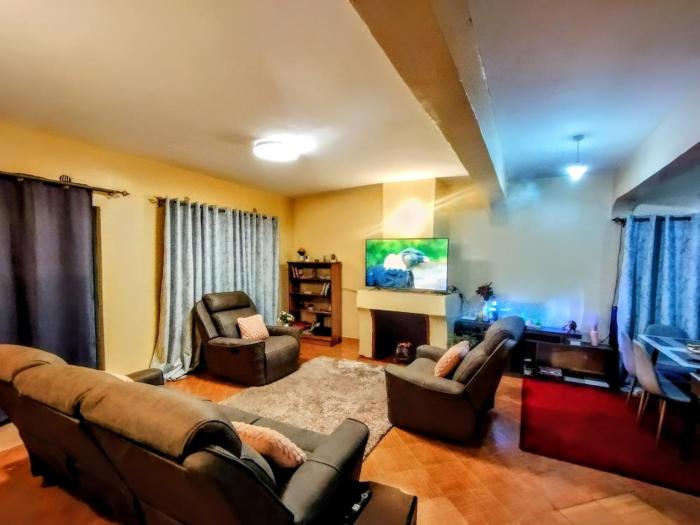 Cozy 2 bedroom Entire house