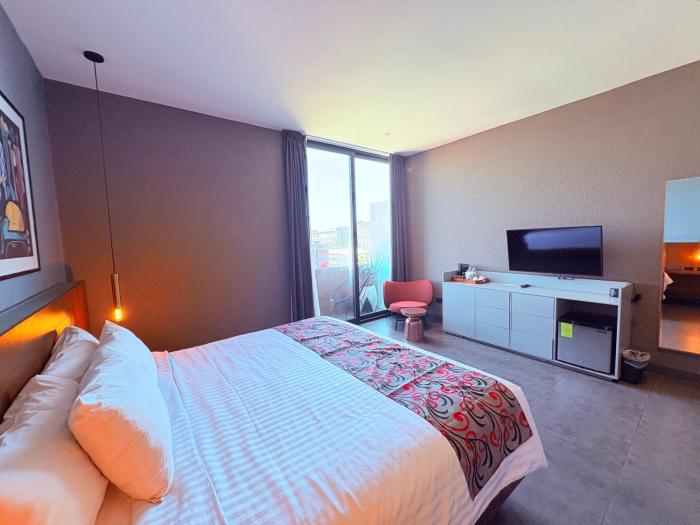 Queen Suite Oasis Just Minutes from the Beach