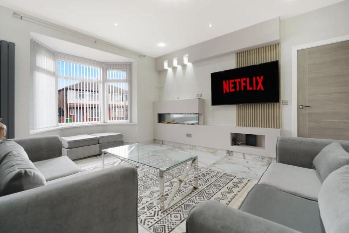 Stylish Home With Free Parking And Easy City Access