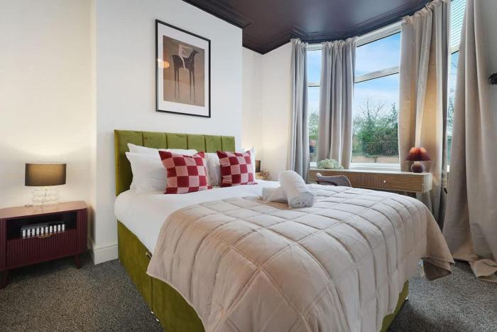 Modern 4BR Home with Easy Access to Town and Station