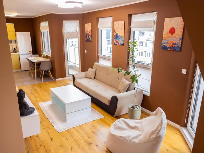 Romantic Loft with Jacuzzi Bath near Center