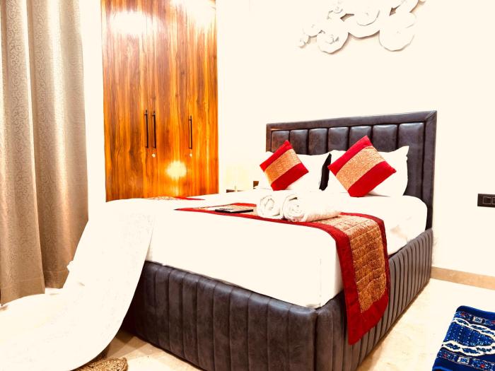 Divine India Service Apartment Near Medanta Hospital And Noida city Centre 51 Metro, Noida Sector 72