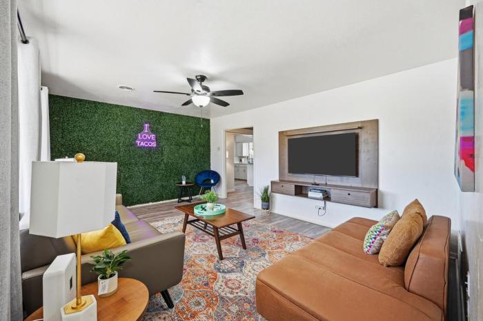 Funky Haus near Six Flags and ATT Stadium with Game & Movie room