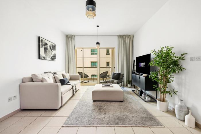 Bright 1BR in The Greens Near Marina & Palm