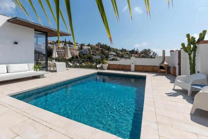 Sea View, Walk to Beach & Private Pool near Málaga