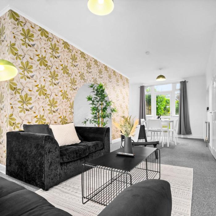Three Bedroom House - Garden - Parking - Fast Wi-Fi 121JA