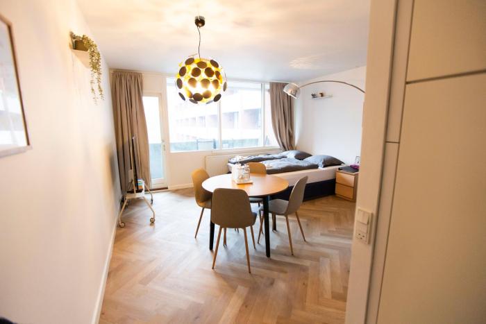 Central Apt Balcony I 5 Min to Metro and Canals