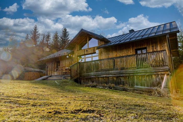 Lotna Pszczoła dom przy strumyku z balią pod gwiazdami