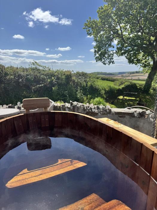 Nuthatch Cottage on-site spa XL hot tube sauna