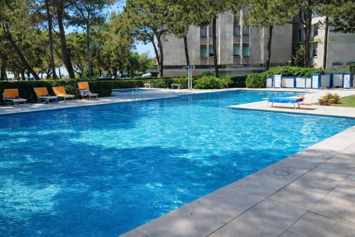 10m dal mare con piscina e parcheggio al coperto