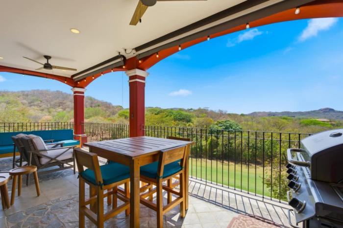 Penthouse, Private Patio, BBQ grill & Beach Club