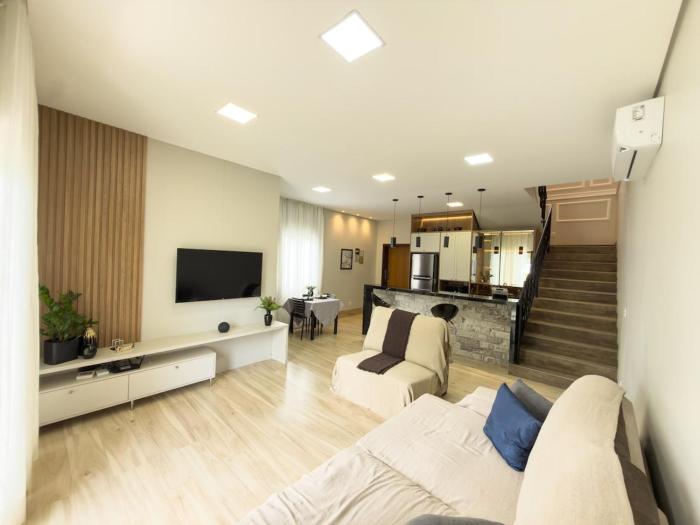 Conforto e estilo em um ambiente moderno e harmonioso