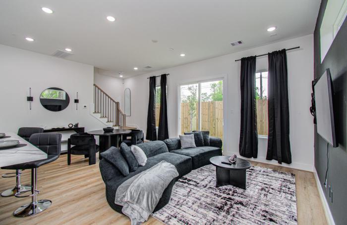 NEW Awesome 3 bed 3 bath townhome