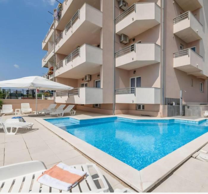 Apartment with swimming pool