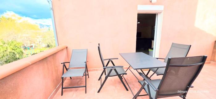 LE BARCARES - logement climatisé 2 chambres avec terrasse - plage et commerces à pied - parking - 4 personnes - chien accepté